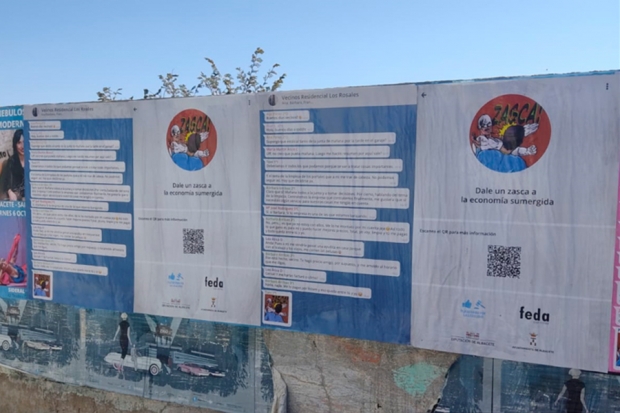 Fotografía de La campaña “Dale un zasca a la economía sumergida” se ha integrado en la ciudad con la pegada de carteles, ofrecida por FEDA