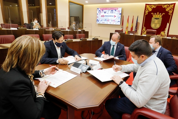 Fotografía de El alcalde firma con FEDA, CCOO y UGT el Pacto por el Desarrollo y el Empleo ‘Albacete Progresa’ para fijar las bases de crecimiento de la economía de la ciudad, ofrecida por FEDA