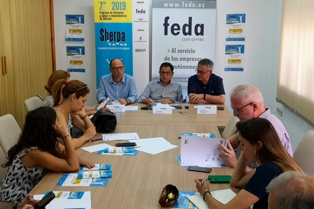 Fotografía de El Ayuntamiento de Hellín aportará 2.000 euros más si uno de los cuatro premiados del programa Sherpa’2019 es de este municipio, ofrecida por FEDA