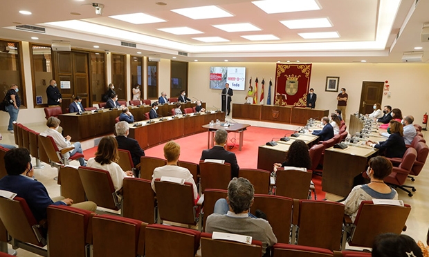 Fotografía de FEDA y los sindicatos, como agentes sociales, firman con el Ayuntamiento el Pacto por la Recuperación Social y Económica de Albacete, ofrecida por FEDA