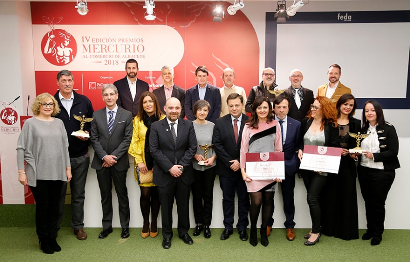 Foto de familia de los Premiados Mercurio’2018 y los finalistas, junto al alcalde de Albacete, el presidente de FEDA y el presidente de FECOM.