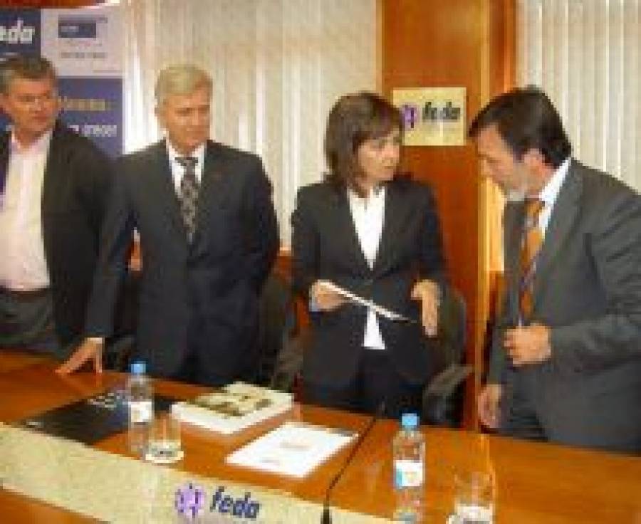 Fotografía de La alcaldesa de Albacete se compromete con los empresarios en la reunión en FEDA, ofrecida por FEDA