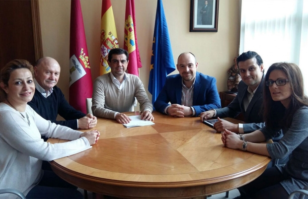 Fotografía de Ayuntamiento y Federación de Comercio seguirán trabajando conjuntamente para dinamizar la actividad comercial de Albacete, ofrecida por FEDA