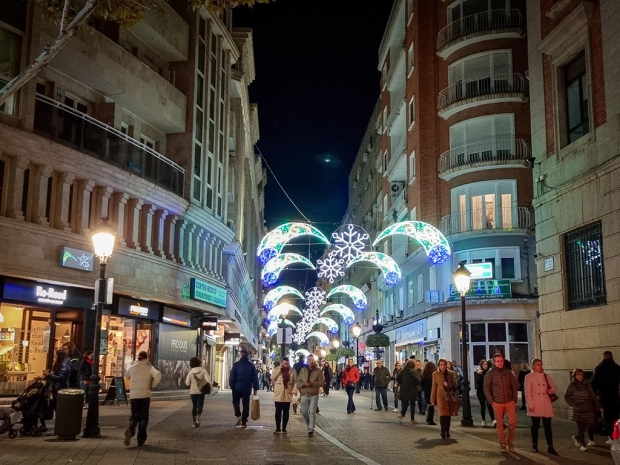 Fotografía de FECOM resalta el aliciente de los ciudadanos para salir a la calle y consumir en Navidad, pero que las ventas se han mantenido, ofrecida por FEDA