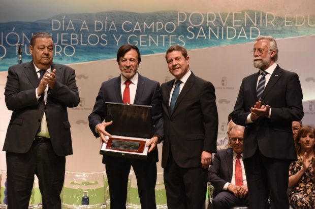 Fotografía de La Placa al Mérito Regional a FEDA, en el día de Castilla-La Mancha, es un reconocimiento a la organización, a sus asociaciones, empresas y autónomos, ofrecida por FEDA