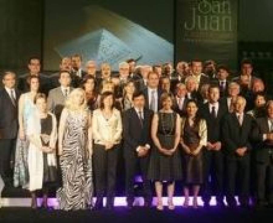 Fotografía de Emoción y emotividad en la entrega de los Premios Empresariales San Juan’2009, ofrecida por FEDA