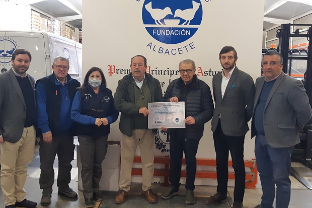 Fotografía de APRECA entrega a la Fundación Banco de Alimentos de Albacete 6.466 euros por las ventas de vehículos en la XXII Edición de Ferimotor’2022, ofrecida por FEDA