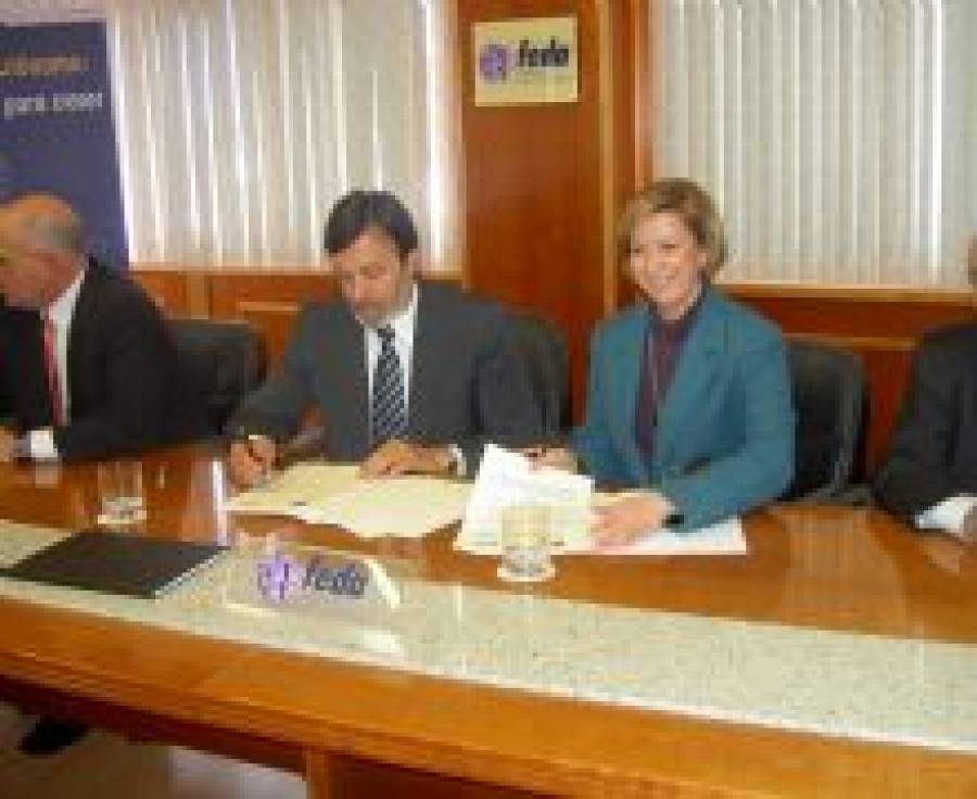 Fotografía de Firmando el convenio con el Gobierno regional para financiar la sede de FEDA, ofrecida por FEDA