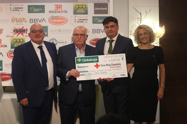 Fotografía de La cena empresarial de Villarrobledo ha contribuido con más de mil euros para la Cruz Roja roblense, ofrecida por FEDA