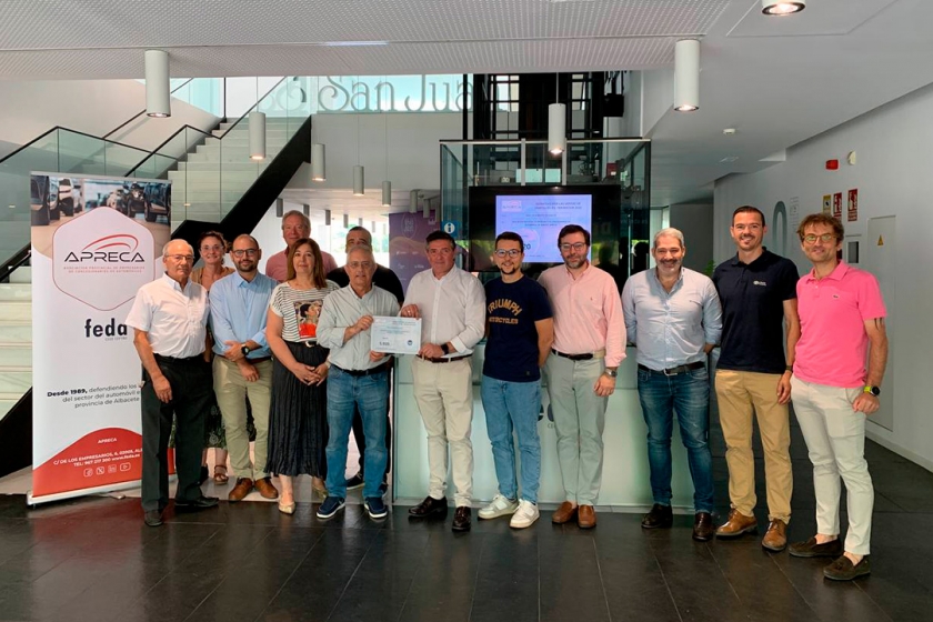 La Fundación Banco de Alimentos recibe 5.920 euros de APRECA por las ventas de vehículos en la XXV Edición de Ferimotor 2025