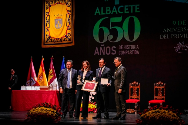 Fotografía de FEDA celebra la Medalla de Oro de la Ciudad como un reconocimiento a las asociaciones y a las empresas, ofrecida por FEDA