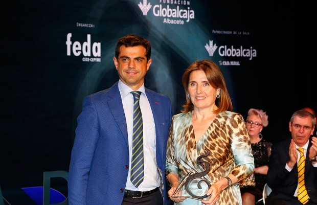 Fotografía de María Dolores Ródenas, de Ródenas y Rivera, S.A., galardonada por Albacete en el XIV Premios Empresariales CECAM, ofrecida por FEDA