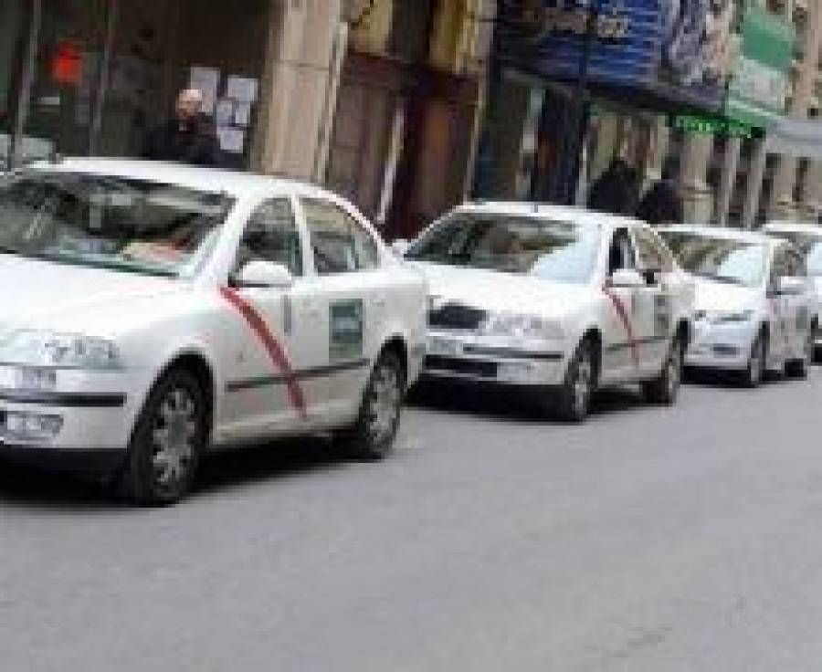 Fotografía de Los taxistas solicitan a la Junta de Comunidades la actualización de sus tarifas, ofrecida por FEDA