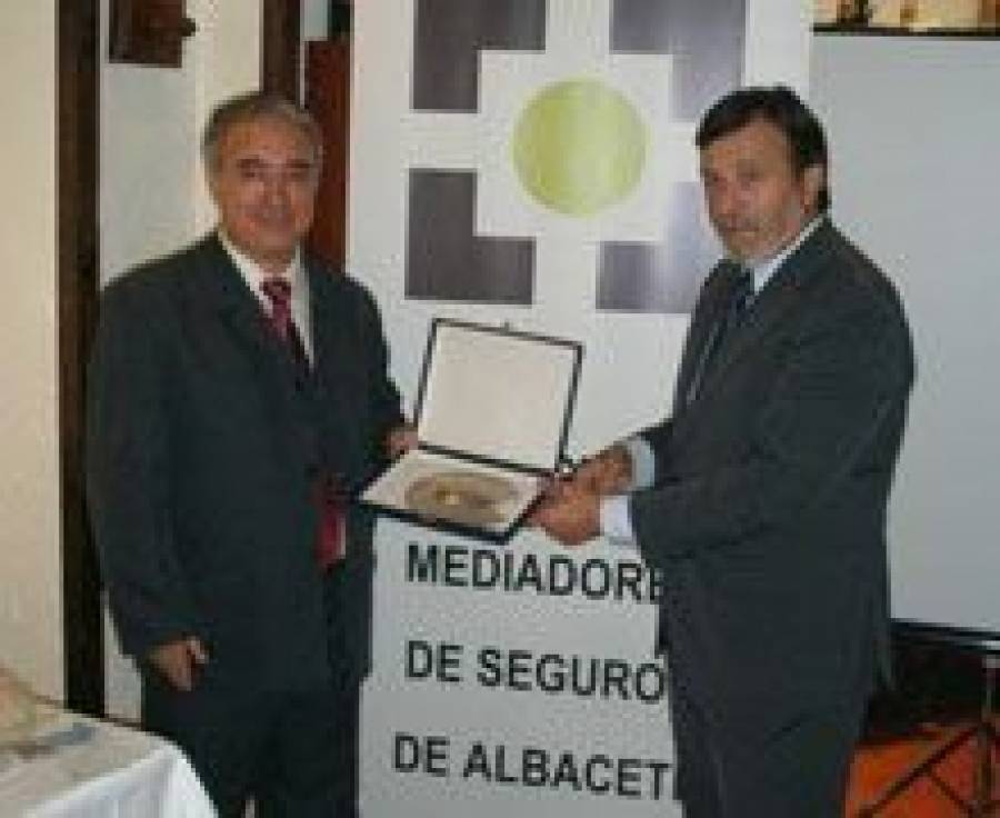 Fotografía de Reconocimiento del Colegio de Mediadores de Seguros al presidente de FEDA, ofrecida por FEDA