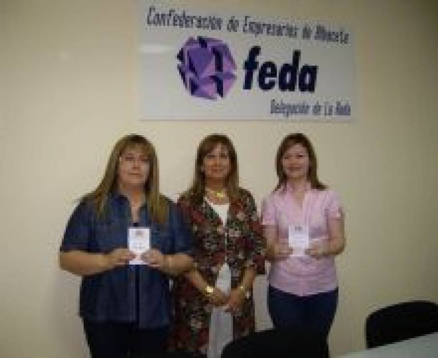 Fotografía de La Asociación de Comercio de La Roda entregó los dos viajes de su sorteo, ofrecida por FEDA