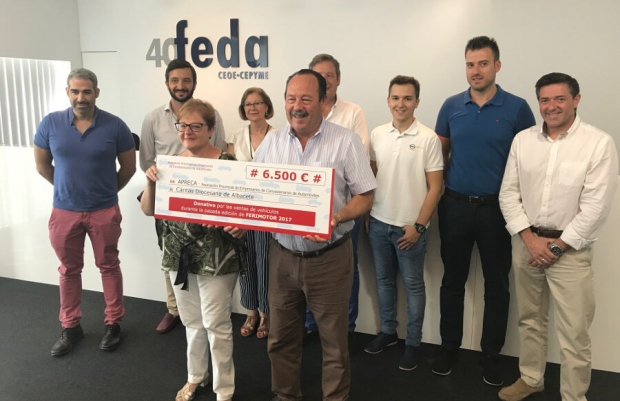 Fotografía de APRECA entrega a Cáritas 6.500 euros por las ventas de vehículos en la XVII Edición de Ferimotor, ofrecida por FEDA