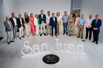 Fotografía de FEDA ha reunido hoy a los doce premiados y dos menciones del Jurado como antesala a la Gala San Juan del 26 de junio, en el Teatro de la Paz, ofrecida por FEDA